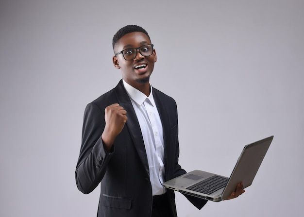 Étudiant de l'ISN avec son ordinateur